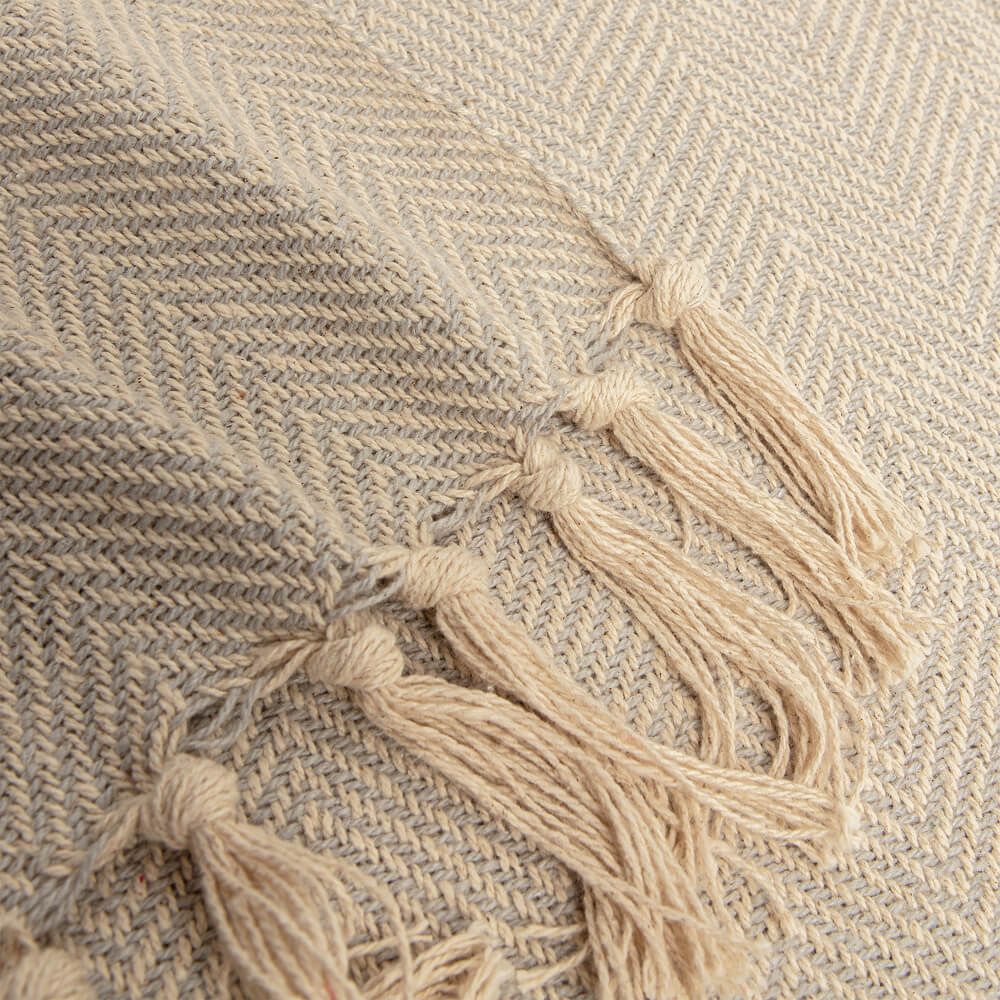 Halszálka mintás világosszürke enyhe kékkel pléd