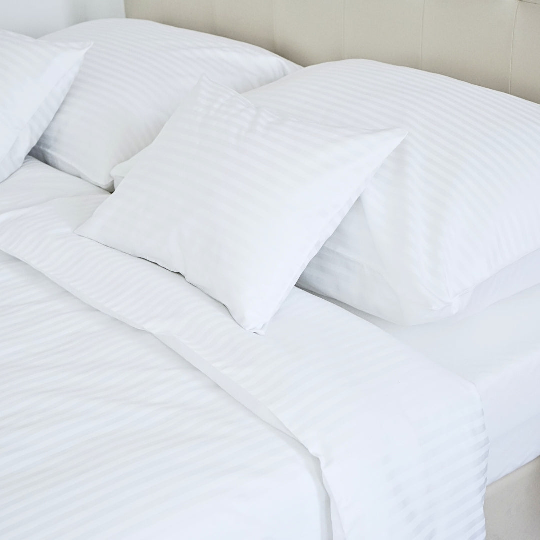 Hotel damaszt 1 cm csíkos ágyneműhuzat garnitúra 100% pamut - áthajtós - 3 db-os szett - 140 gr/m2 - csomagos