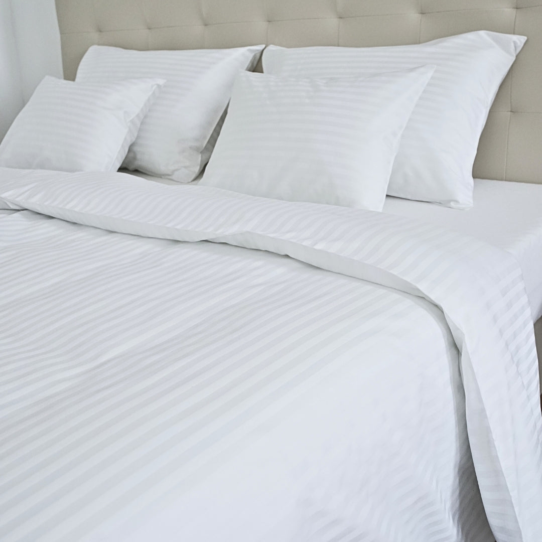 Hotel damaszt 1 cm csíkos ágyneműhuzat garnitúra 100% pamut - áthajtós - 3 db-os szett - 140 gr/m2 - csomagos