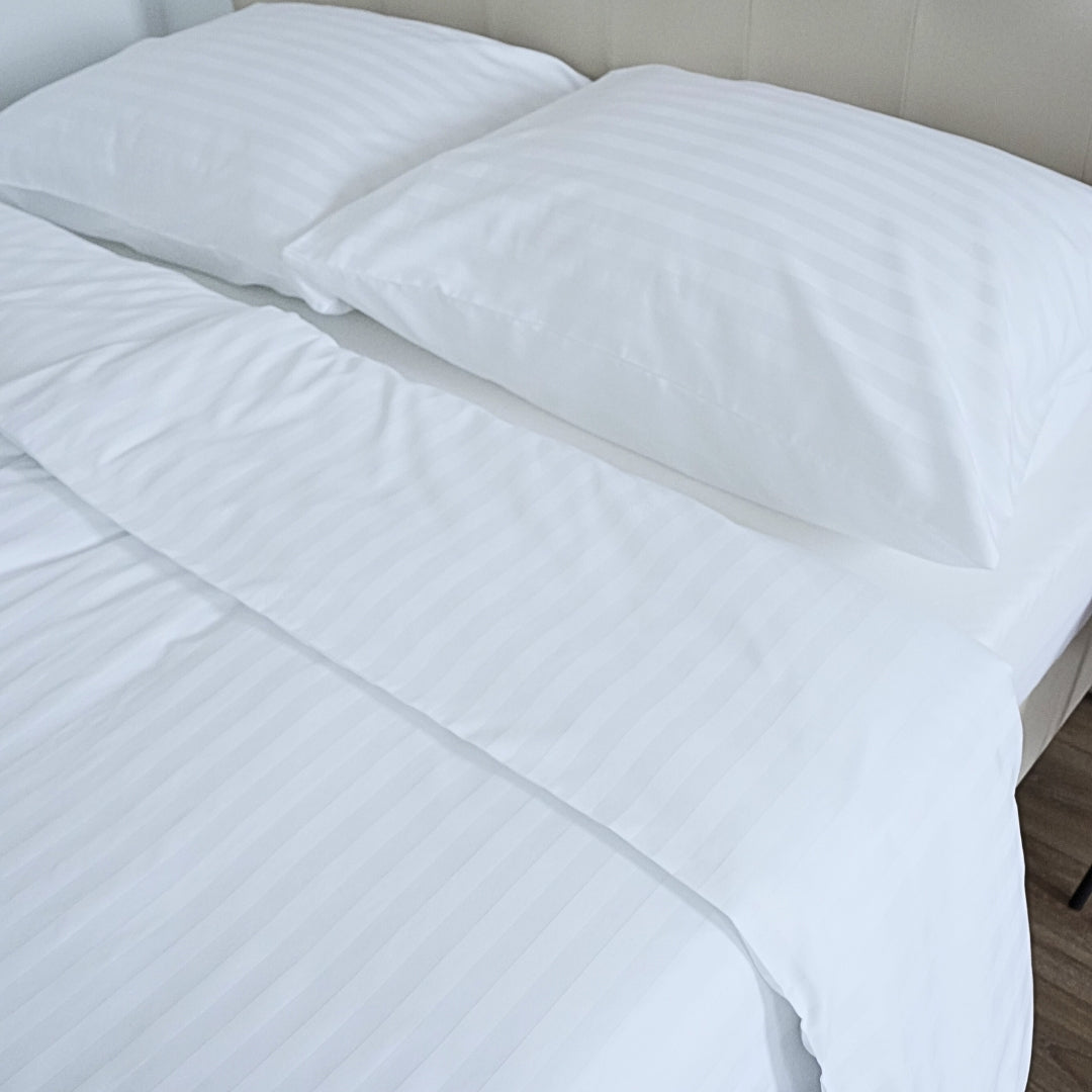 Hotel szatén 2 cm csíkos ágyneműhuzat - 50% Pamut - 50% PE - áthajtós - 2 db-os szett - 140 gr/m2 - csomagos