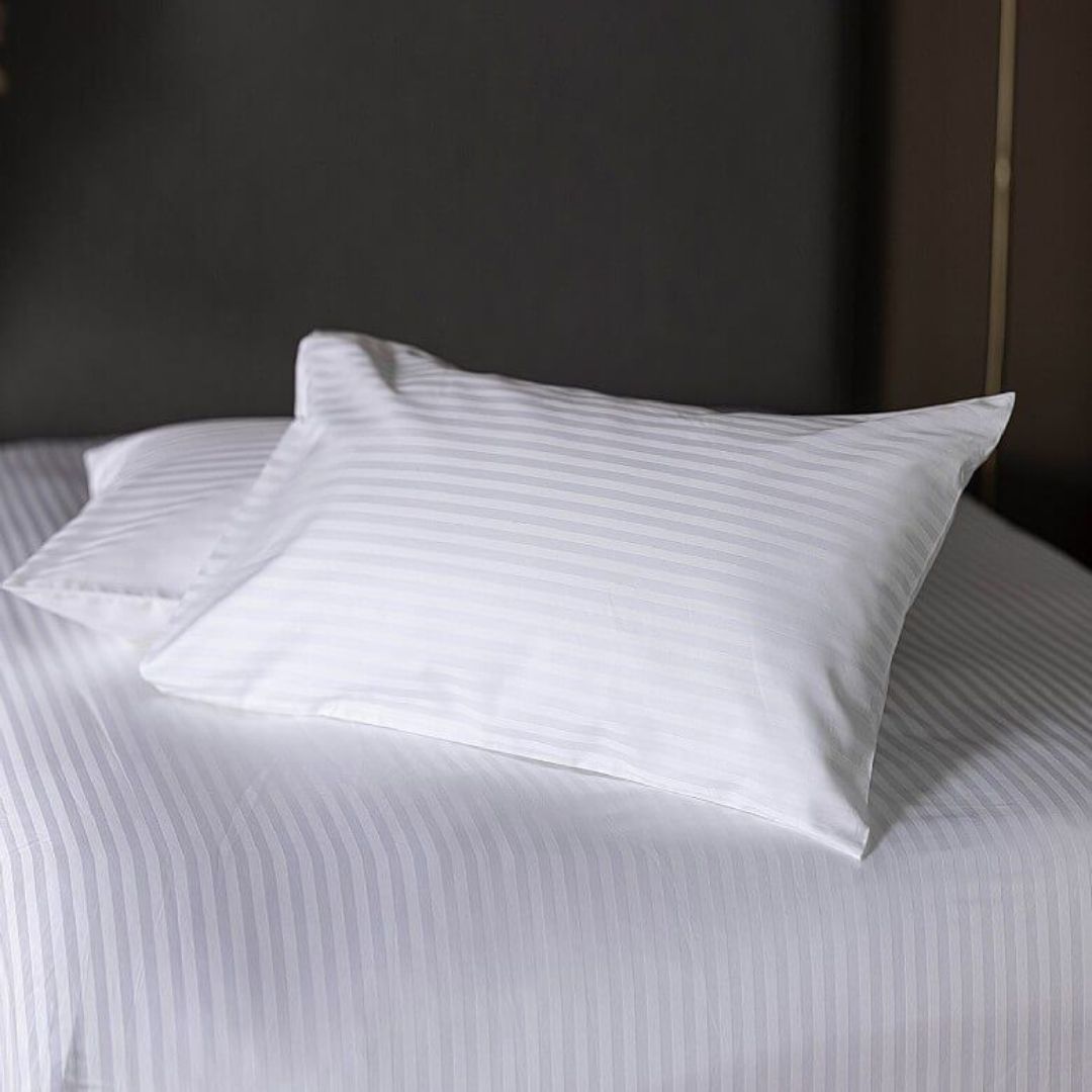 Szállodai 1 cm csíkos damaszt párnahuzat – 50% PAM - 50% PE