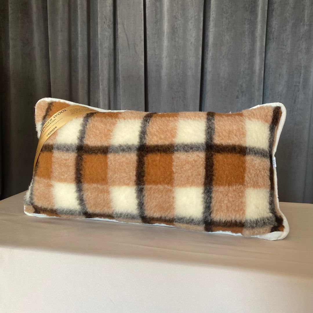 Kétoldalas barna kockás bárány gyapjú Euro párna - 40x80 cm