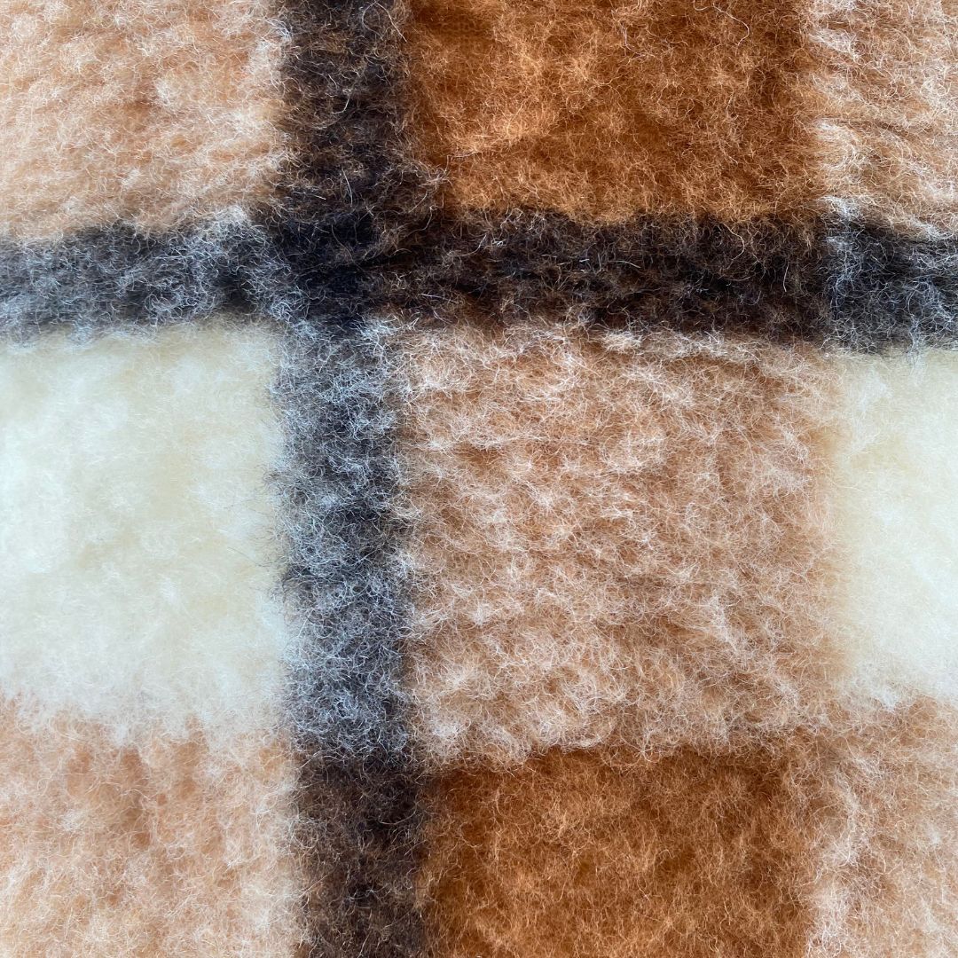 Doppelseitige grau karierte Lammwolldecke