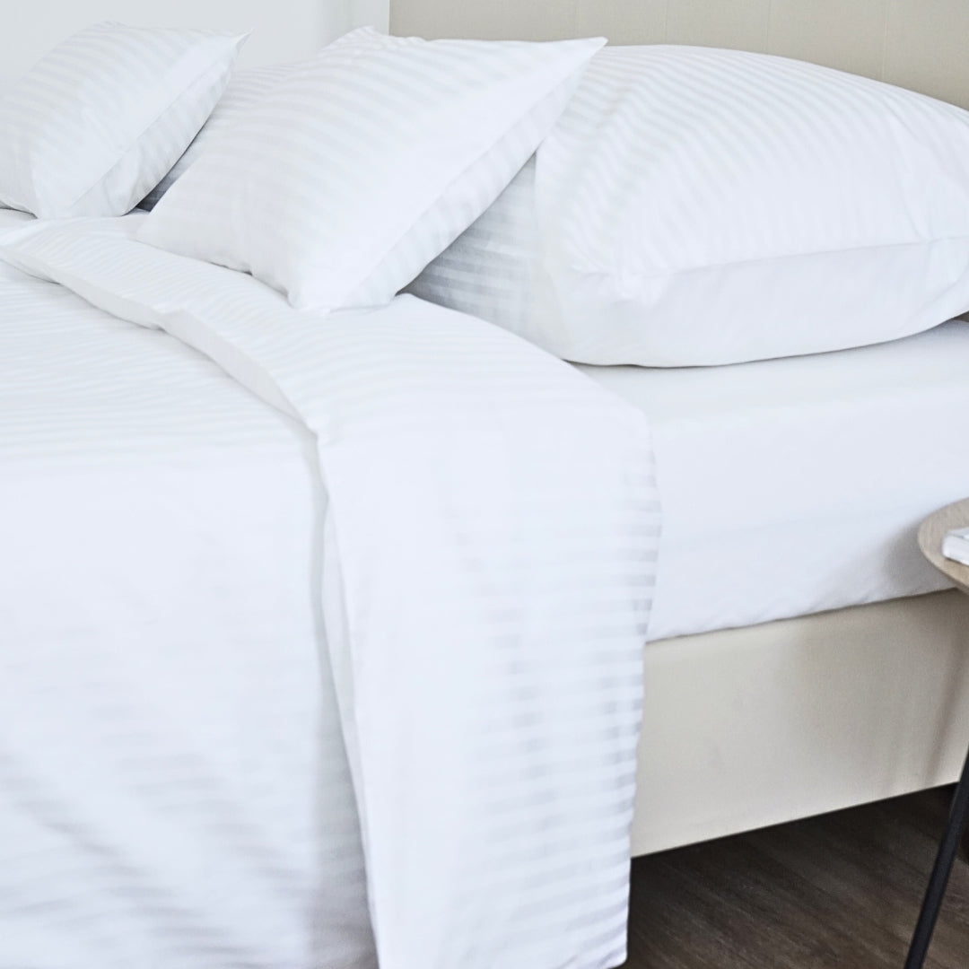 Hotel damaszt 1 cm csíkos ágyneműhuzat garnitúra 100% pamut - áthajtós - 3 db-os szett - 140 gr/m2 - csomagos