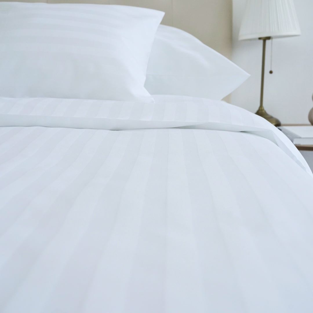Hotel szatén 2 cm csíkos ágyneműhuzat - 80% Pamut - 20% PE - áthajtós - 3 db-os szett - 150 gr/m2 - csomagos