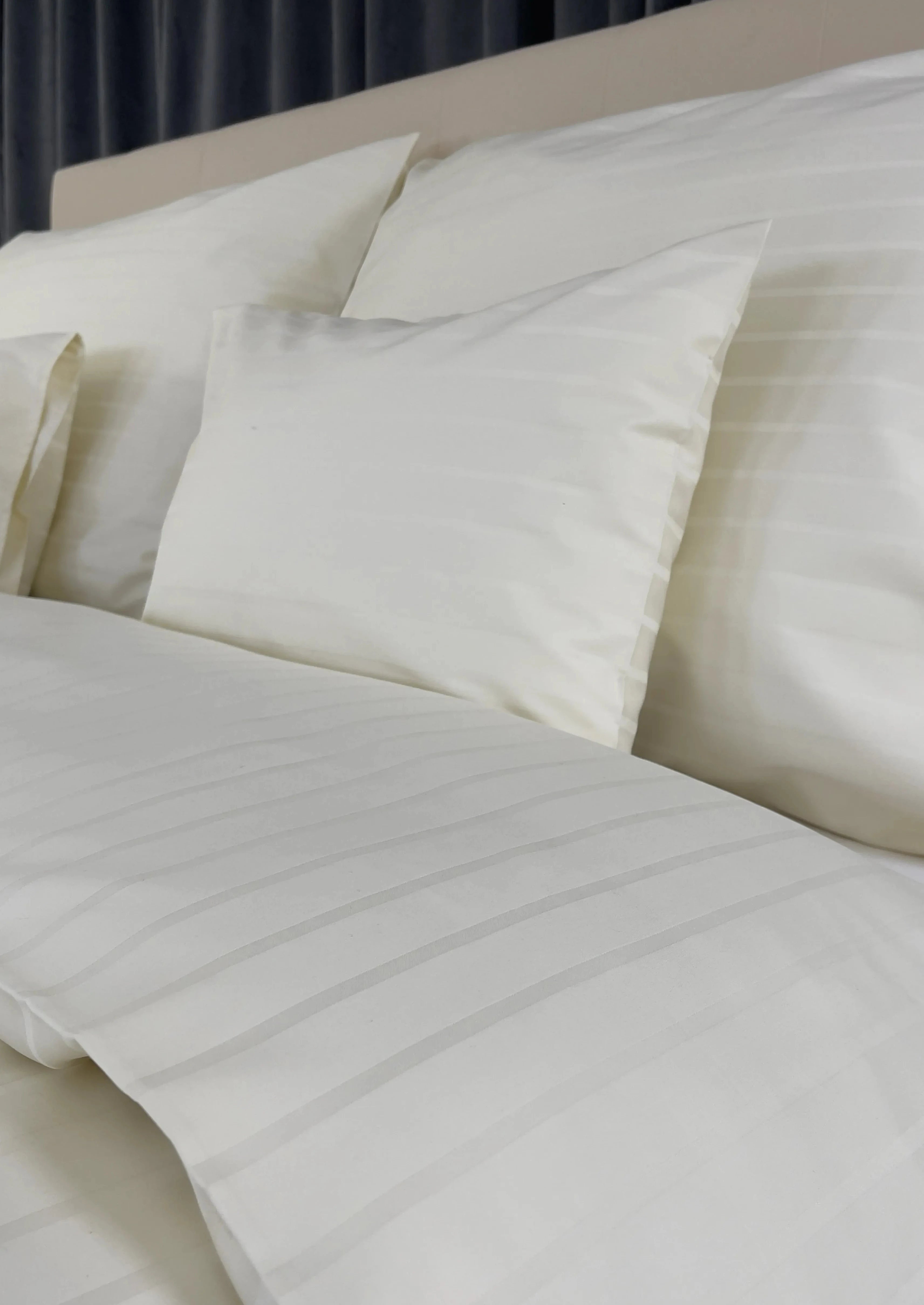 Champagnerfarbenes Hotel-Bettlakenset mit Streifen – 80 % Baumwolle – 20 % PE – Spannbettlaken – 3er-Set – 150 g/m² – verpackt