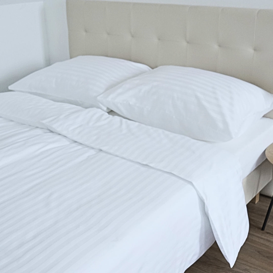 Hotel szatén 2 cm csíkos ágyneműhuzat - 50% Pamut - 50% PE - áthajtós - 2 db-os szett - 140 gr/m2 - csomagos