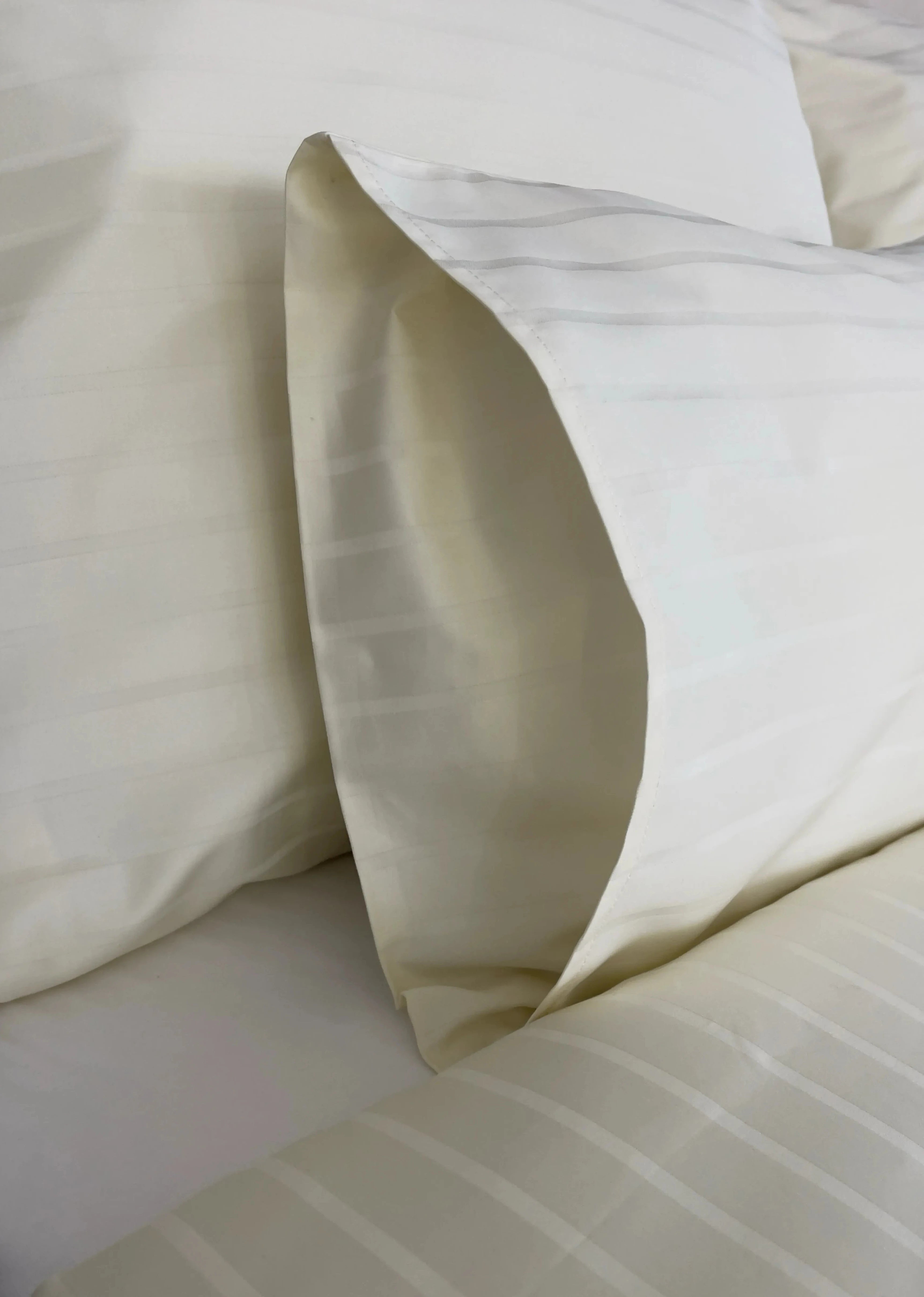 Champagnerfarbenes Hotel-Bettlakenset mit Streifen – 80 % Baumwolle – 20 % PE – Spannbettlaken – 3er-Set – 150 g/m² – verpackt