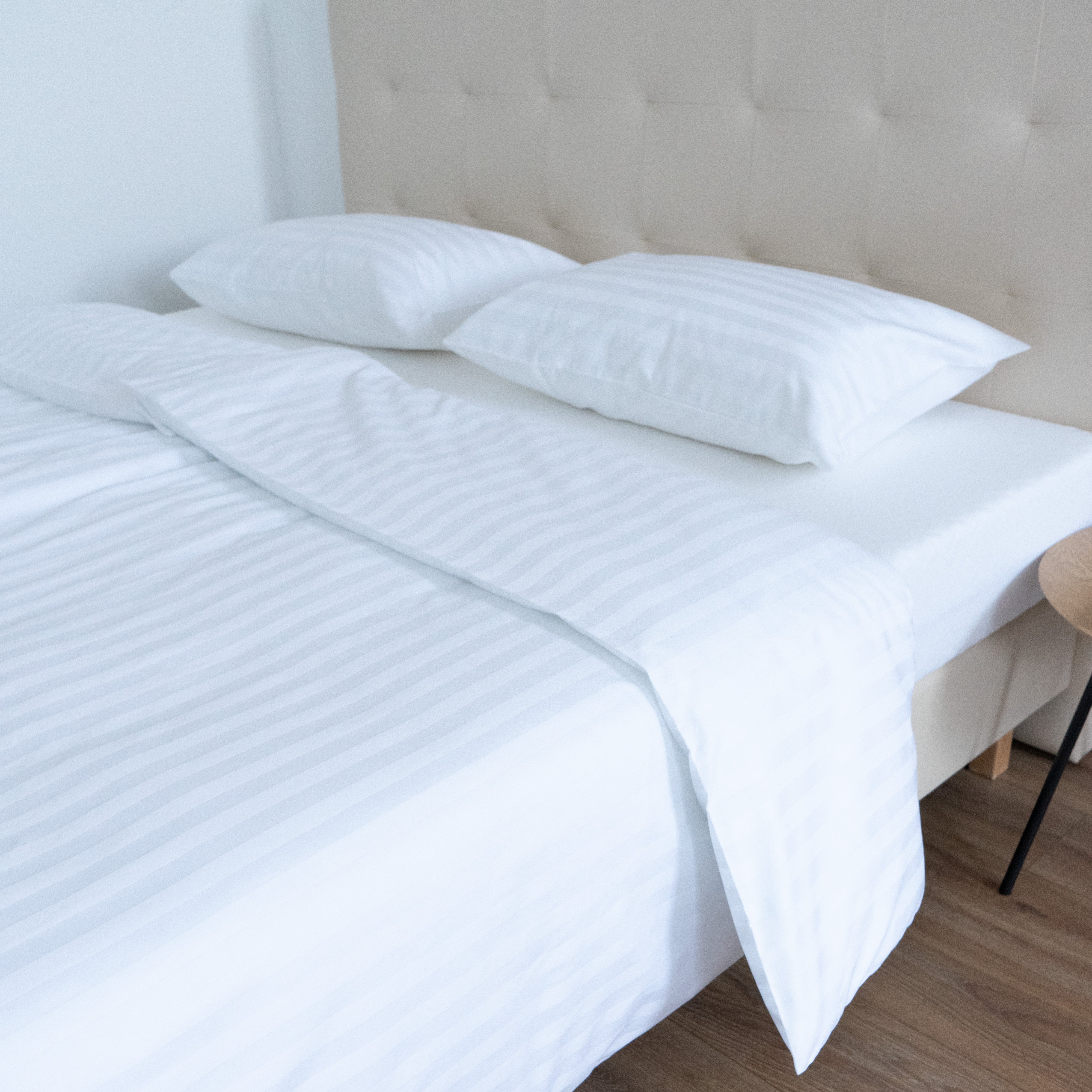 Hotel szatén 2 cm csíkos ágyneműhuzat garnitúra 100% pamut - áthajtós - 2 db-os szett - 140 gr/m2 - csomagos