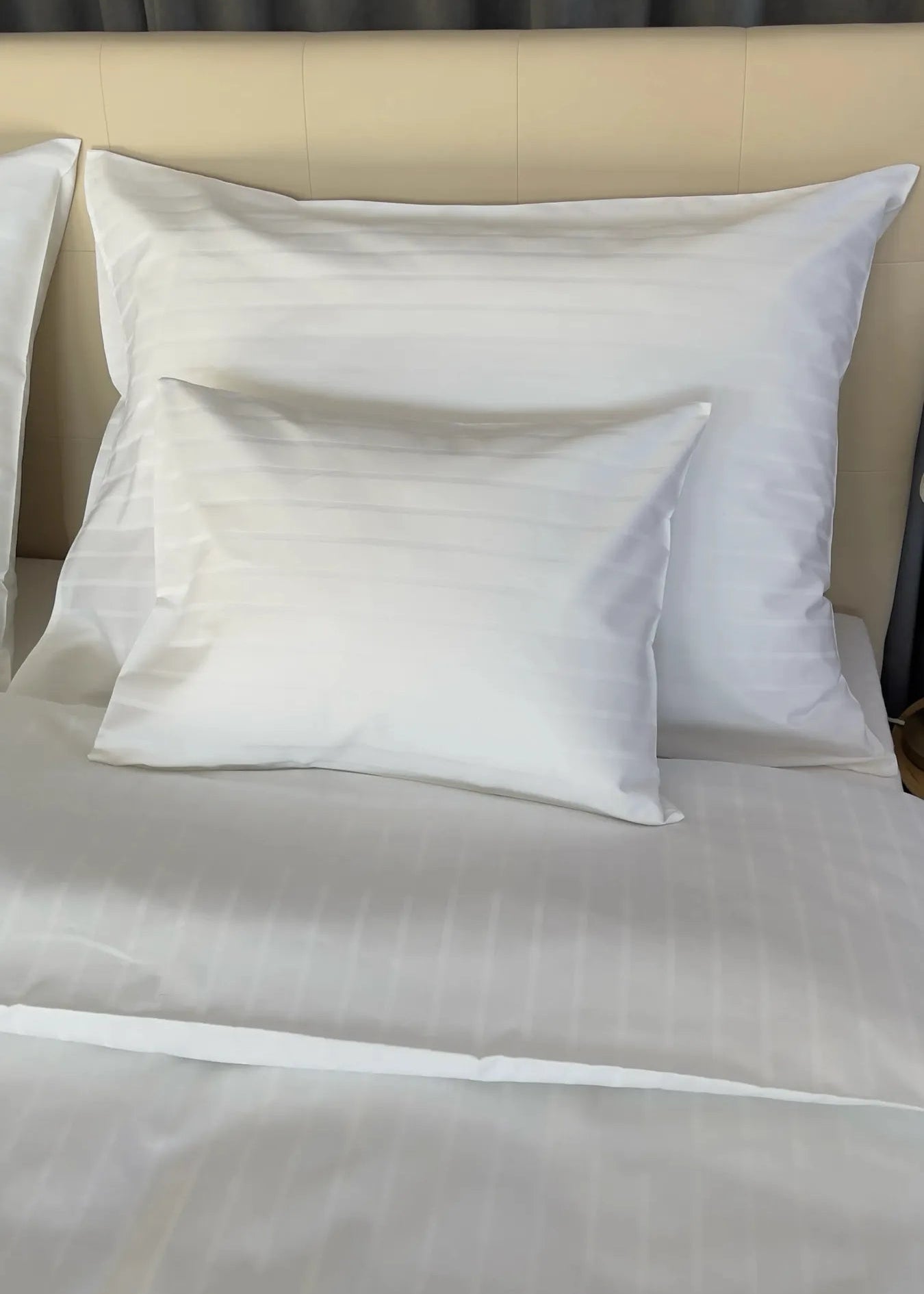 Hotel-Satin-Bettlaken mit Streifen – 80 % Baumwolle – 20 % PE – Spannbettlaken – 3er-Set – 150 g/m² – verpackt