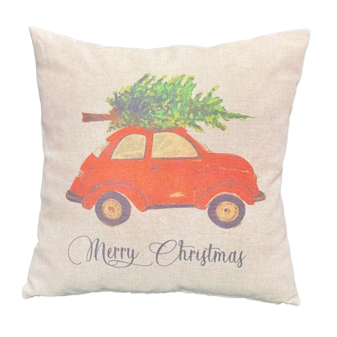 Merry Christmas díszpárna - Karácsonyfát szállító autóval oldalsó nézetből - 45x45 cm