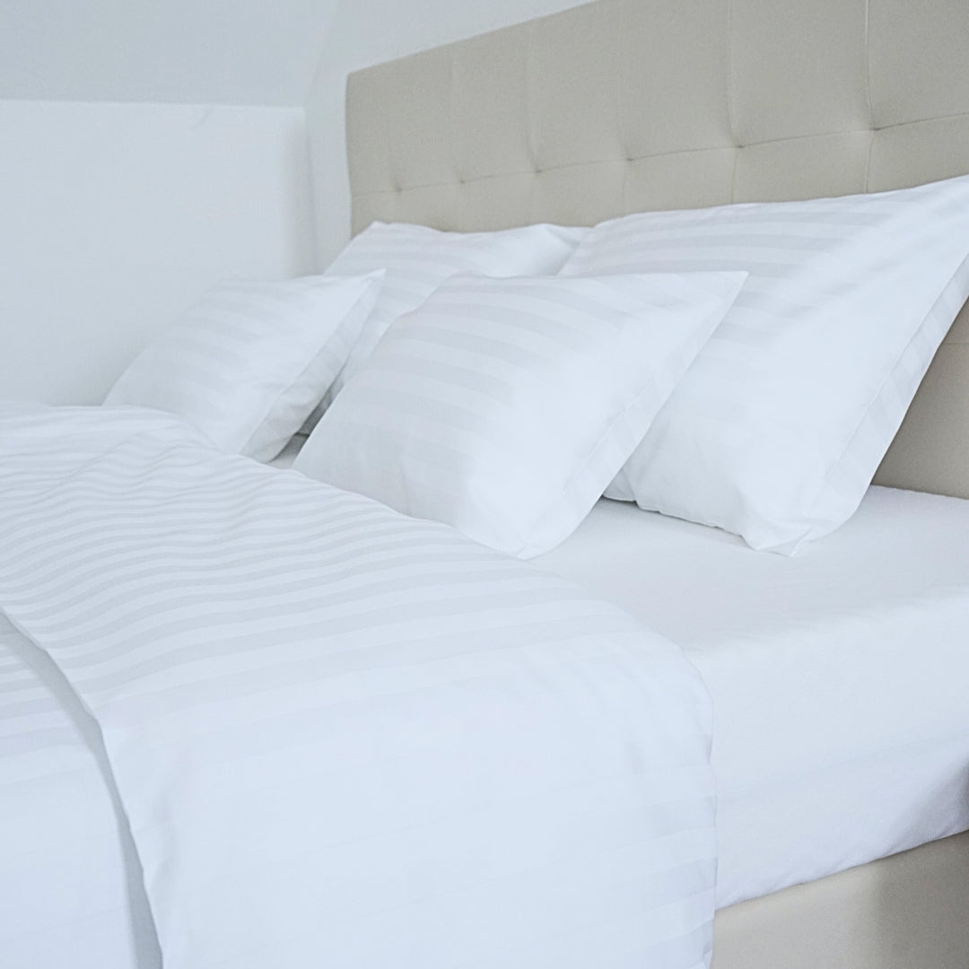 Hotel-Satin-Bettlakenset für Doppelbetten, 2 cm gestreift, 50 % Baumwolle, 50 % PE, zum Umklappen, 5 Stück, 140 g/m², verpackt