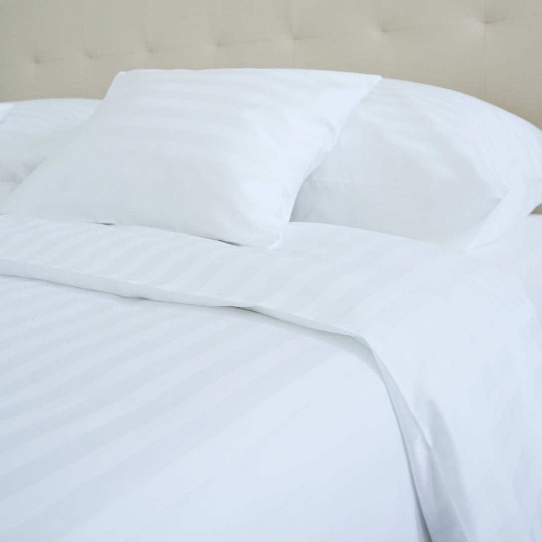 Hotel-Satin-Bettlaken mit 2 cm Streifen – 50 % Baumwolle – 50 % PE – zum Umklappen – 3er-Set – 140 g/m² – verpackt
