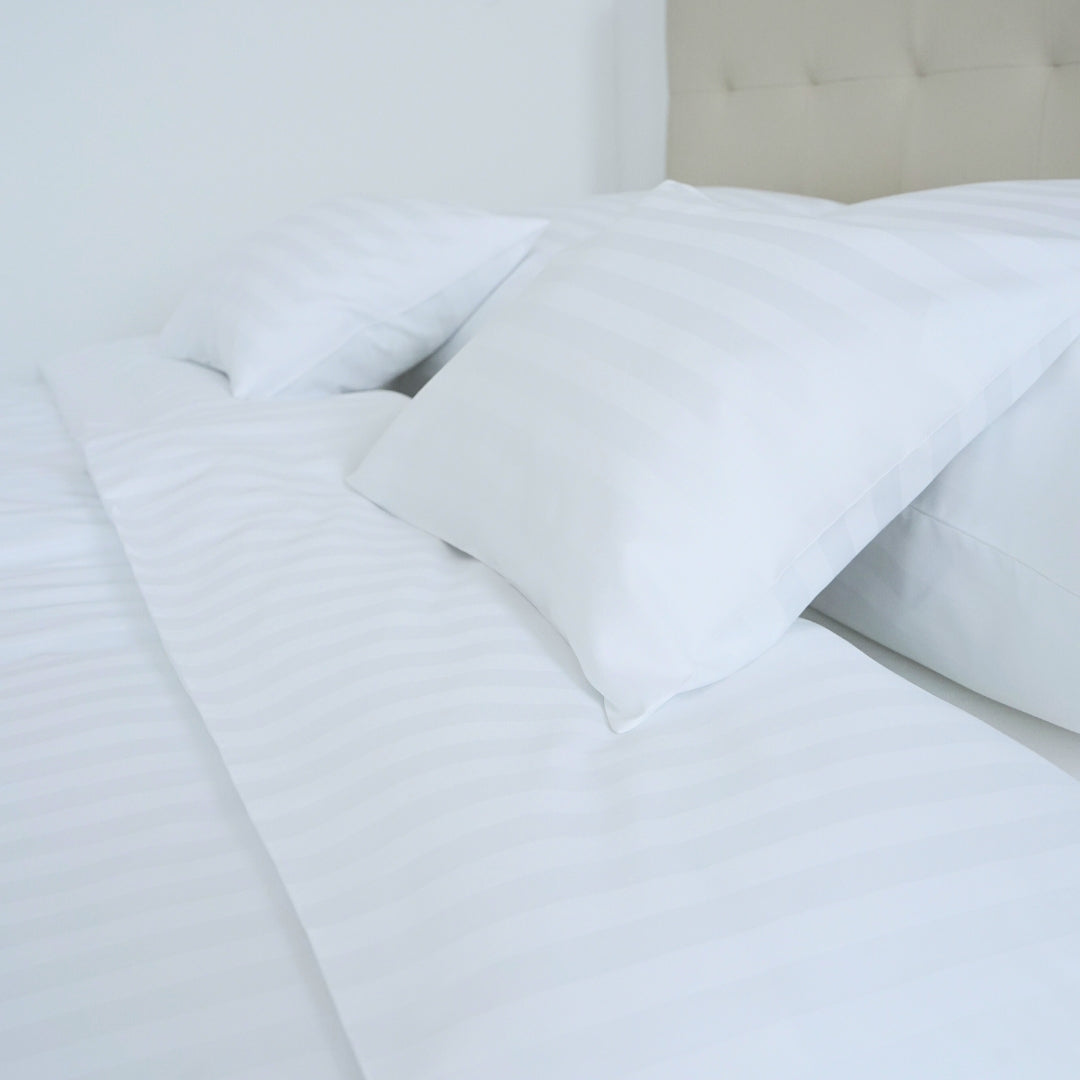 Hotel-Satin-Bettlaken mit 2 cm Streifen – 80 % Baumwolle – 20 % PE – zum Umklappen – 3er-Set – 150 g/m² – verpackt