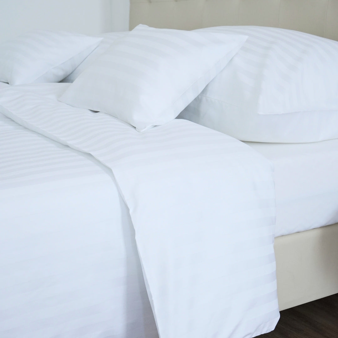 Hotel-Satin-Bettlaken mit 2 cm Streifen – 50 % Baumwolle – 50 % PE – zum Umklappen – 3er-Set – 140 g/m² – verpackt