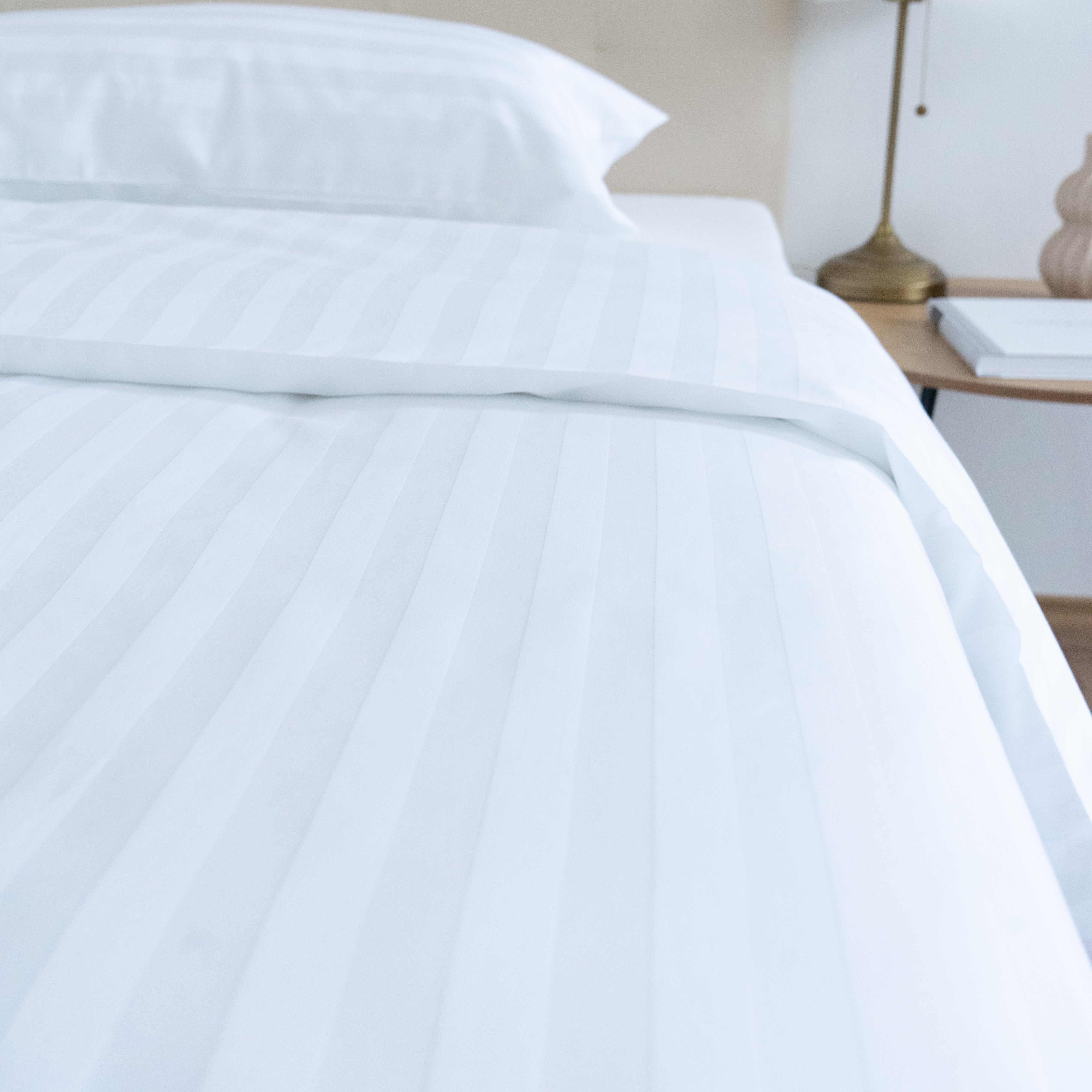 Hotel damaszt 2 cm csíkos ágyneműhuzat garnitúra 100% pamut - áthajtós - 3 db-os szett - 140 gr/m2
