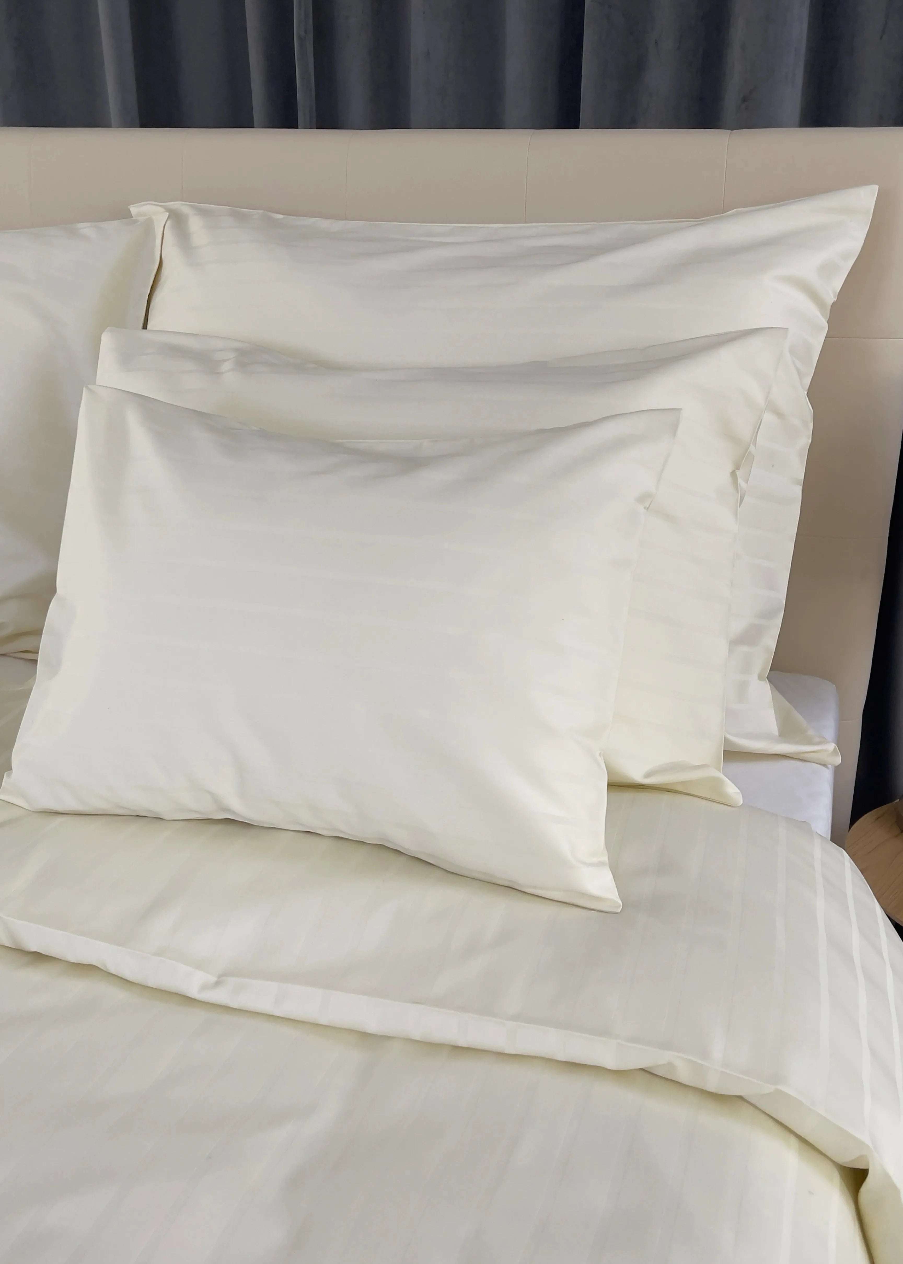 Pezsgő színű hotel csíkos ágyneműhuzat - 80% Pamut - 20% PE - áthajtós - 2 db-os szett - 150 gr/m2 - csomagos