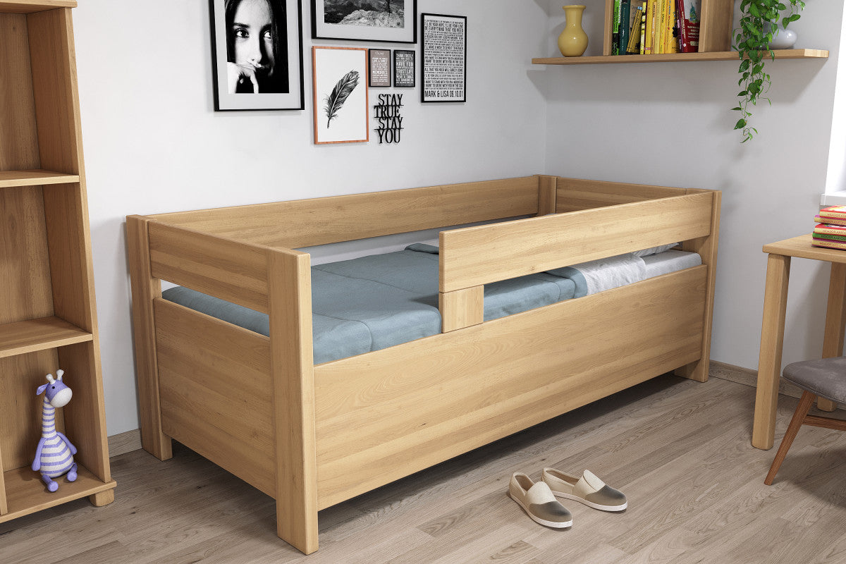 Ela Buchenbett mit zwei Sideboards und Wäschehalter