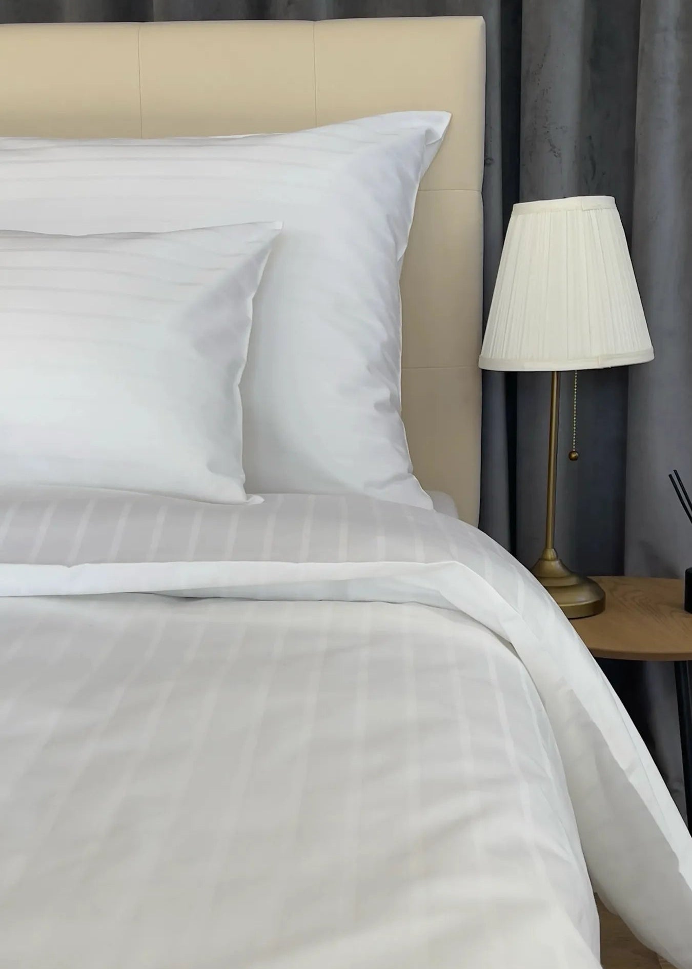 Hotel szatén csíkos ágyneműhuzat - 80% Pamut - 20% PE - áthajtós - 3 db-os szett - 150 gr/m2 - csomagos