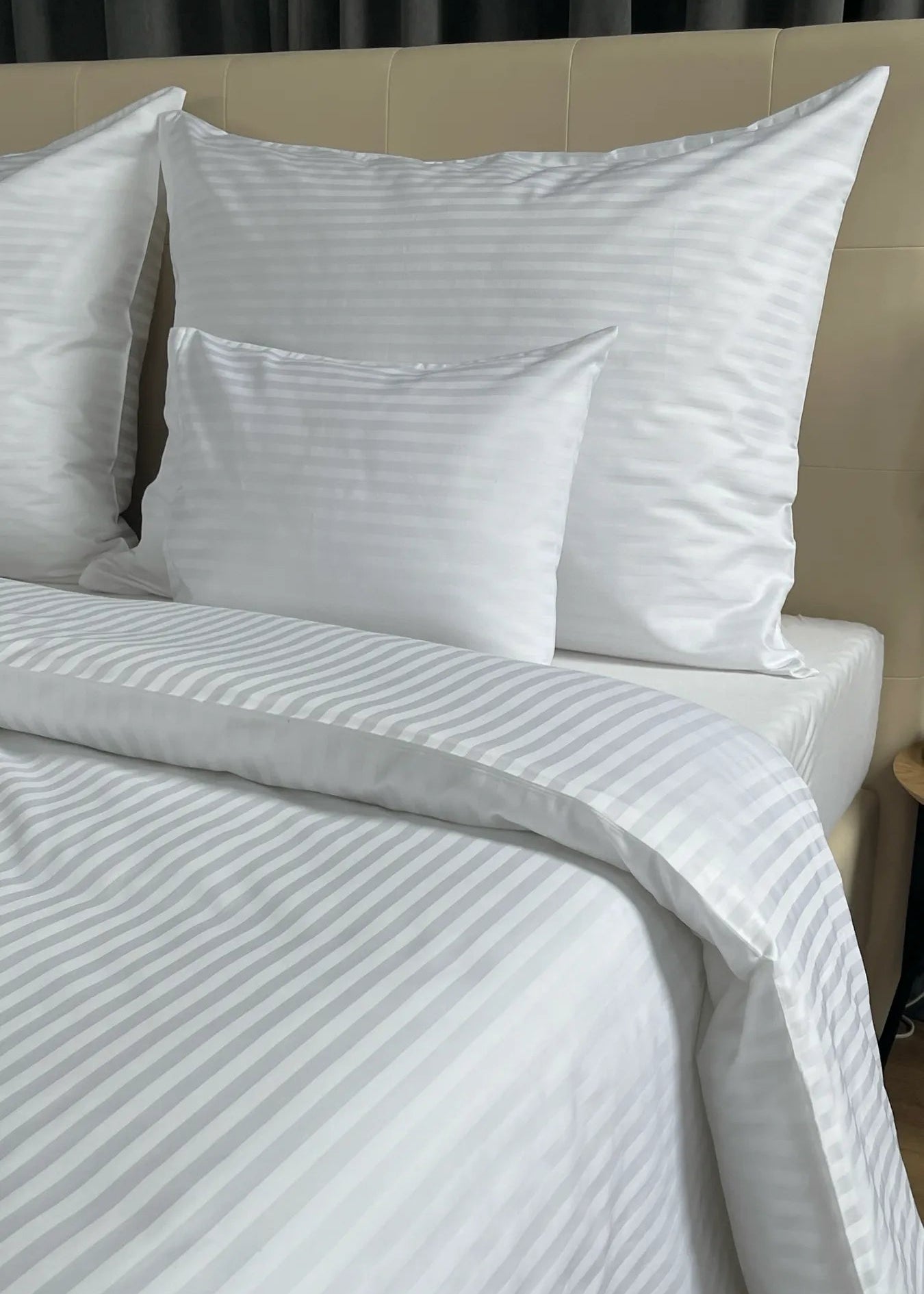 Hotel szatén 1 cm csíkos ágyneműhuzat garnitúra 100% pamut - áthajtós - 140 gr/m2 - csomagos
