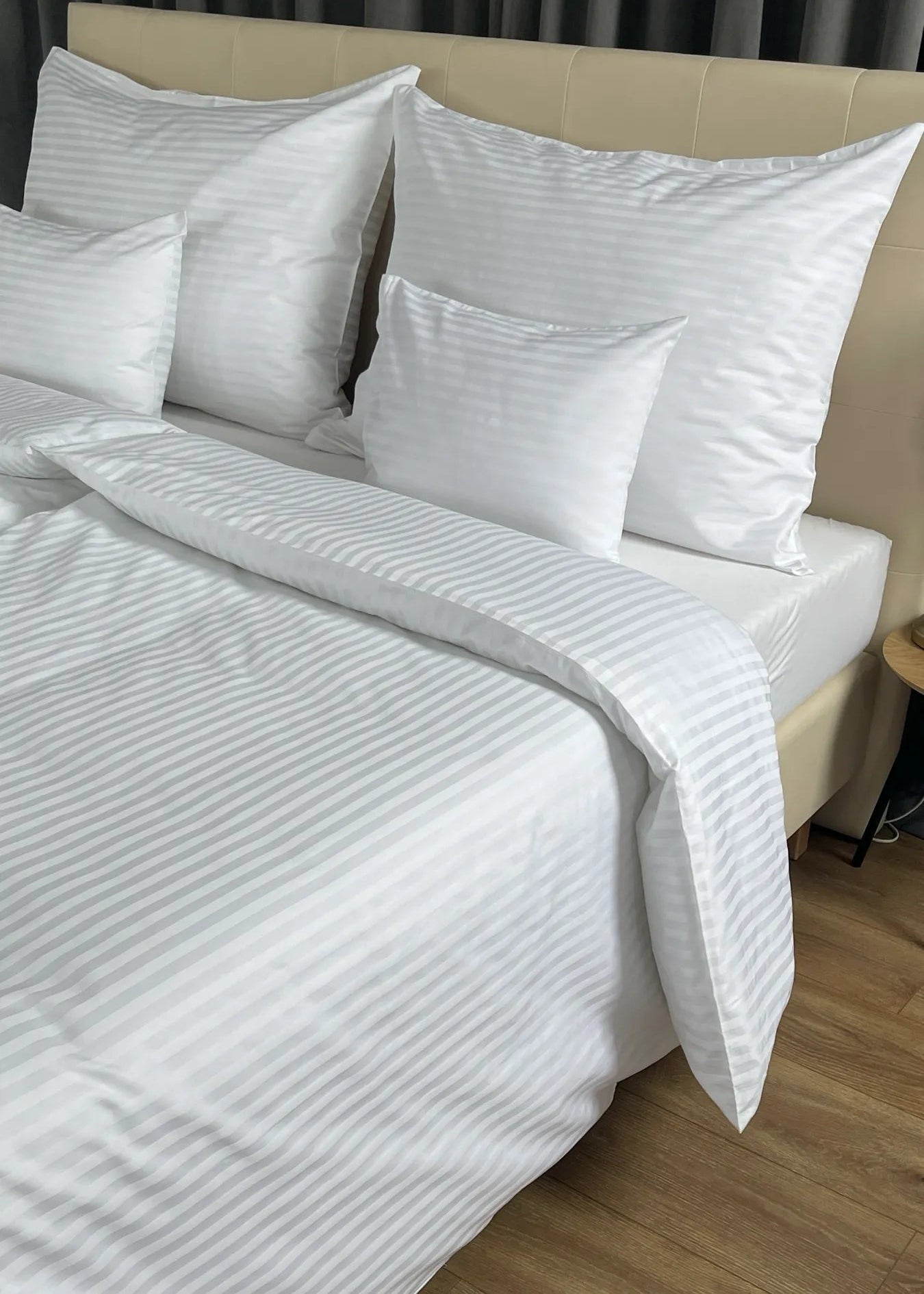 Hotel szatén 1 cm csíkos ágyneműhuzat garnitúra 100% pamut - áthajtós - 140 gr/m2 - csomagos