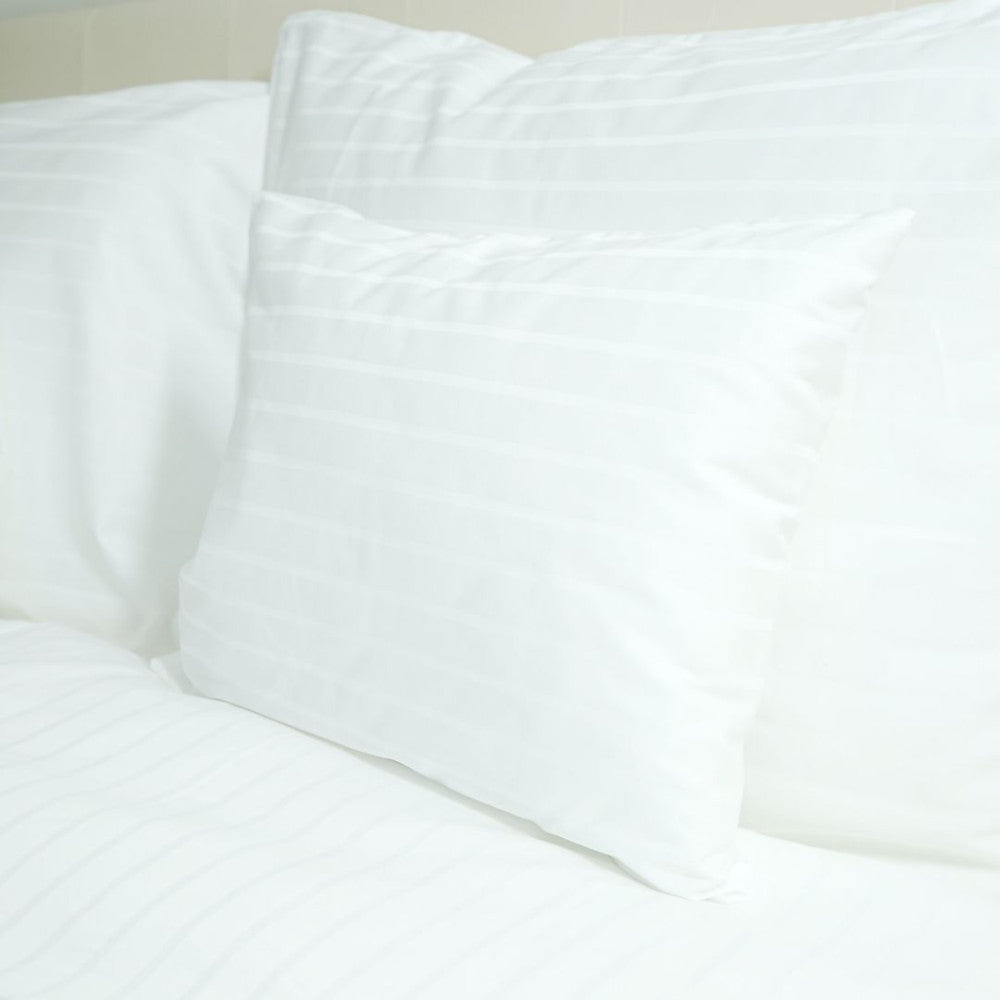 Hotel csíkos párnahuzat - 80% Pamut - 20% PE - áthajtós - 155 gr/m2 - csomagos
