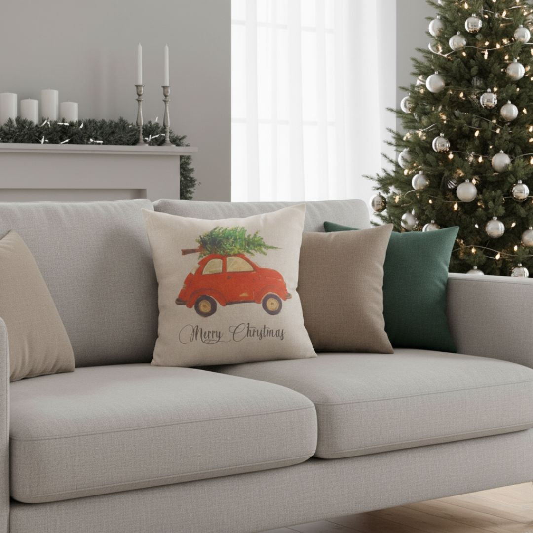 Merry Christmas díszpárna - Karácsonyfát szállító autóval oldalsó nézetből - 45x45 cm