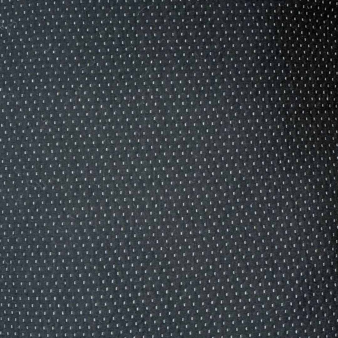 Fekete-fehér pöttyös kispárna