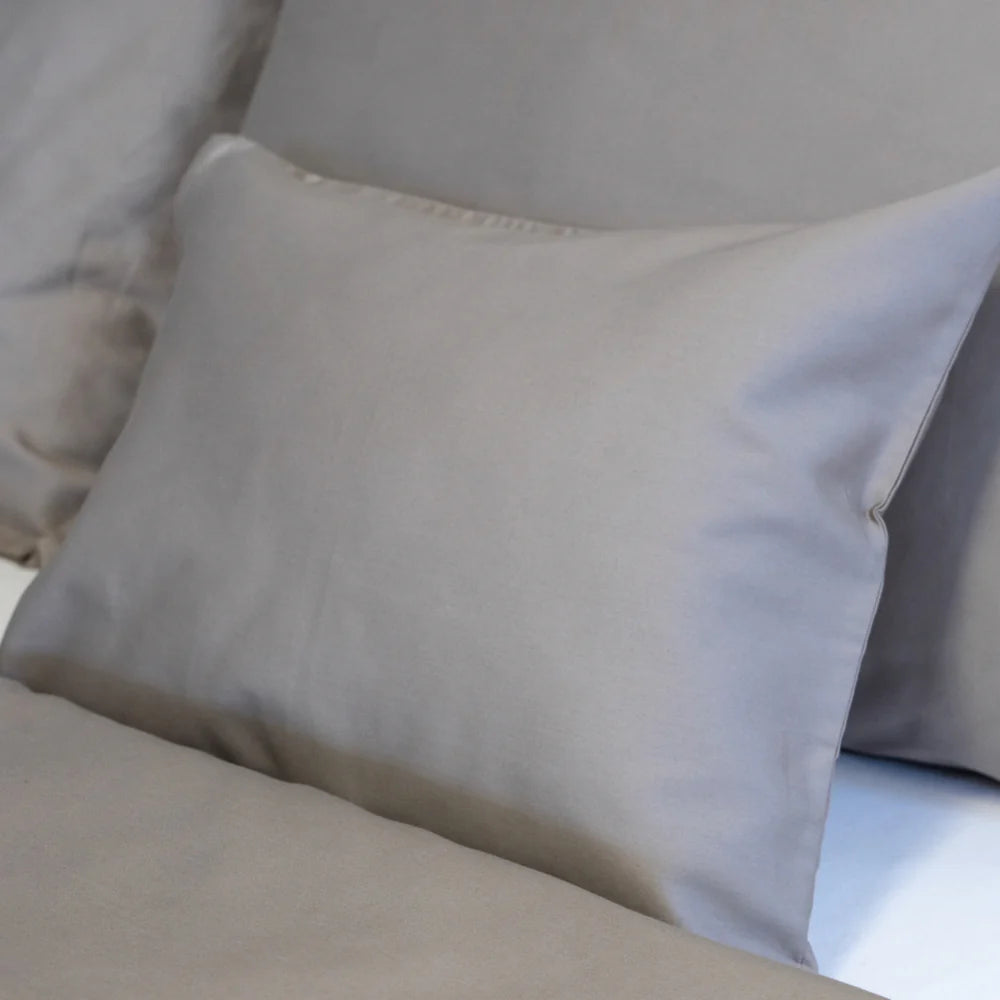 Taupe szatén párnahuzat - kifinomult elegancia - TC 300