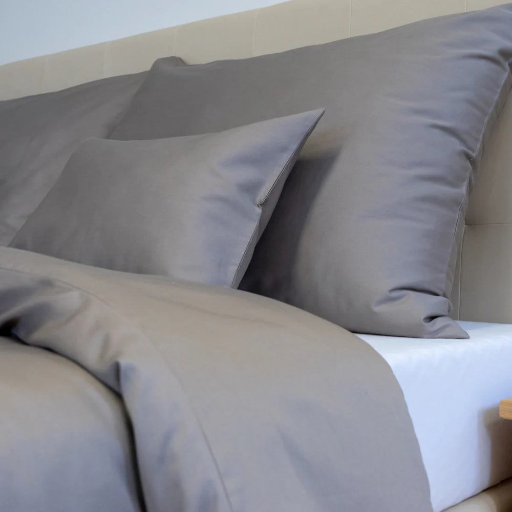 Taupe szatén párnahuzat - kifinomult elegancia - TC 300