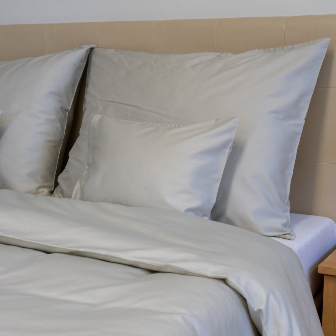 Silberne Satin-Bettwäsche – kühle Harmonie, zeitloser Stil
