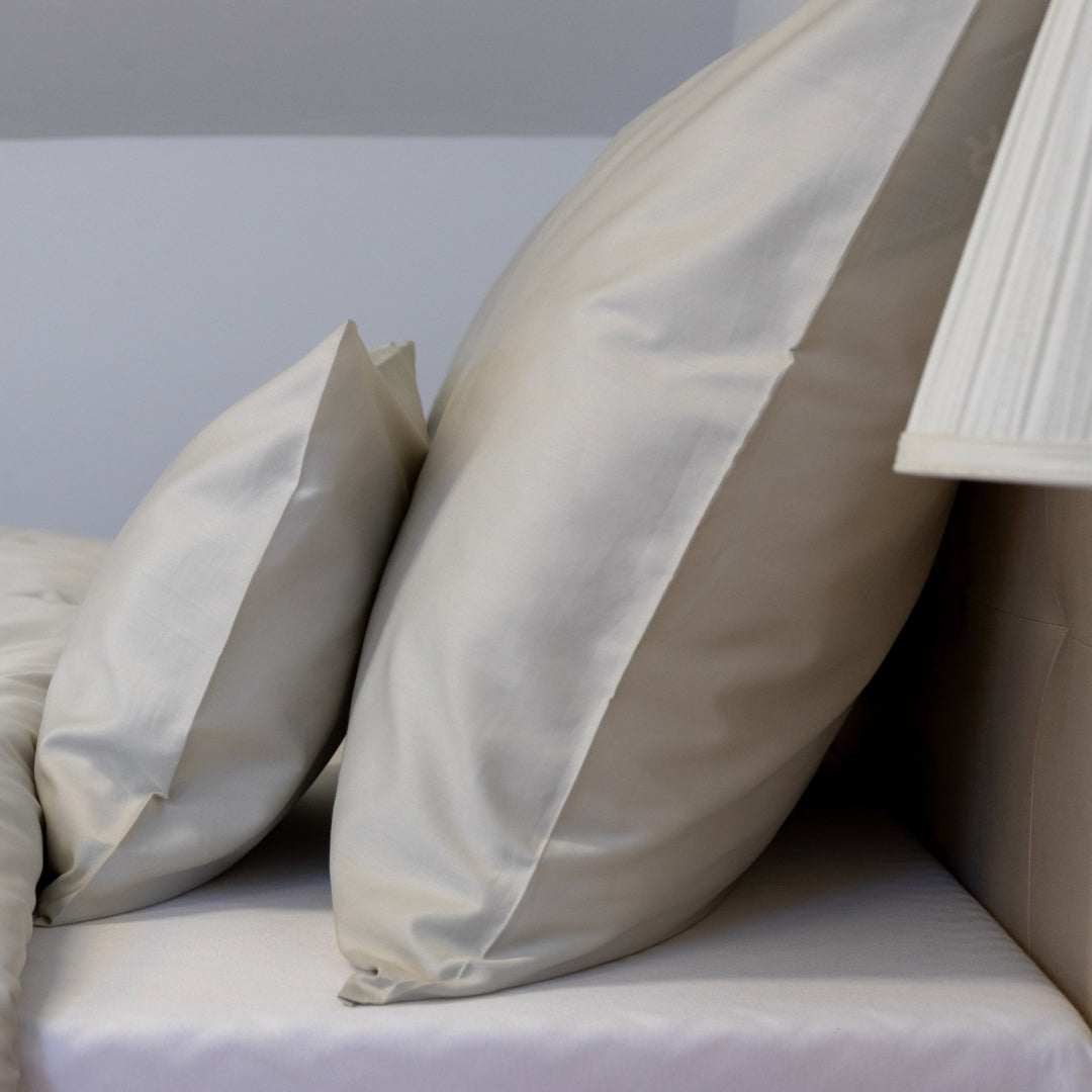 Silver satin bedding set – cool harmony, timeless style